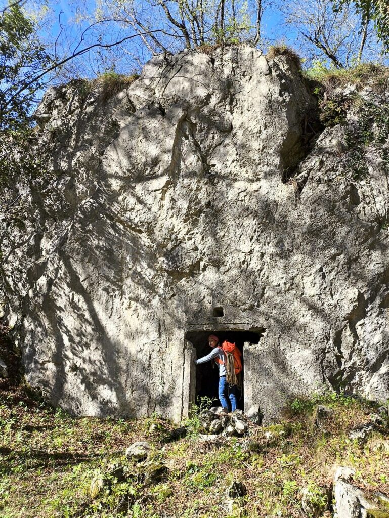 La grotta - riparo che si incontra durante l'avvicinamento