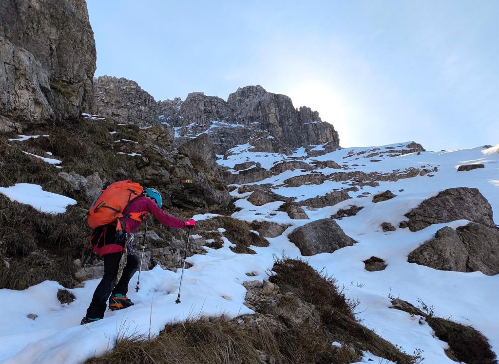 Si arriva ad una seconda chiusura rocciosa che va aggirata a destra per rientrare nel canale Si arriva ad una seconda chiusura rocciosa che va aggirata a destra per rientrare nel canale