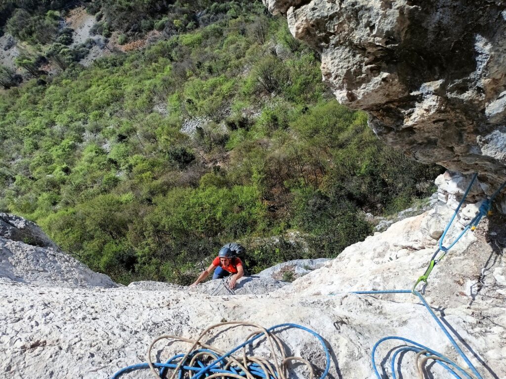 dalla sosta del quinto tiro: qui sul terrazzino la roccia è un po' ballerina, prestare attenzione dalla sosta del quinto tiro: qui sul terrazzino la roccia è un po' ballerina, prestare attenzione