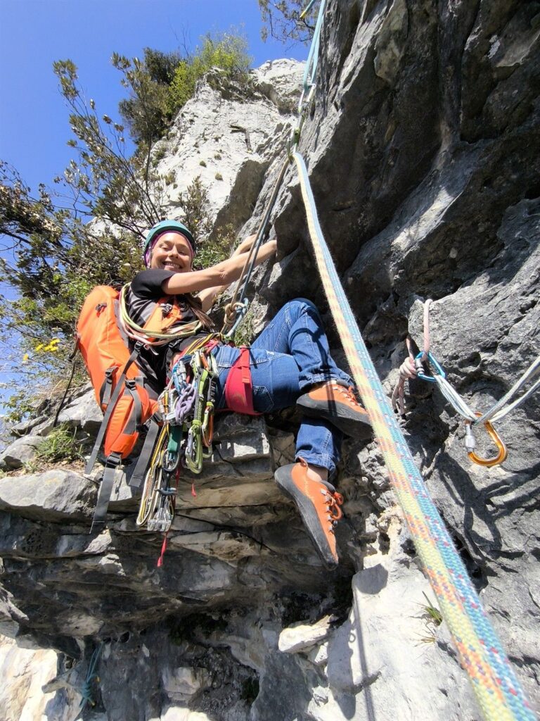 ultimo tiro con partenza strapiombante... molto ammanigliata ma visto che Erica non si tiene opta per una pausa seduta! ultimo tiro con partenza strapiombante... molto ammanigliata ma visto che Erica non si tiene opta per una pausa seduta!