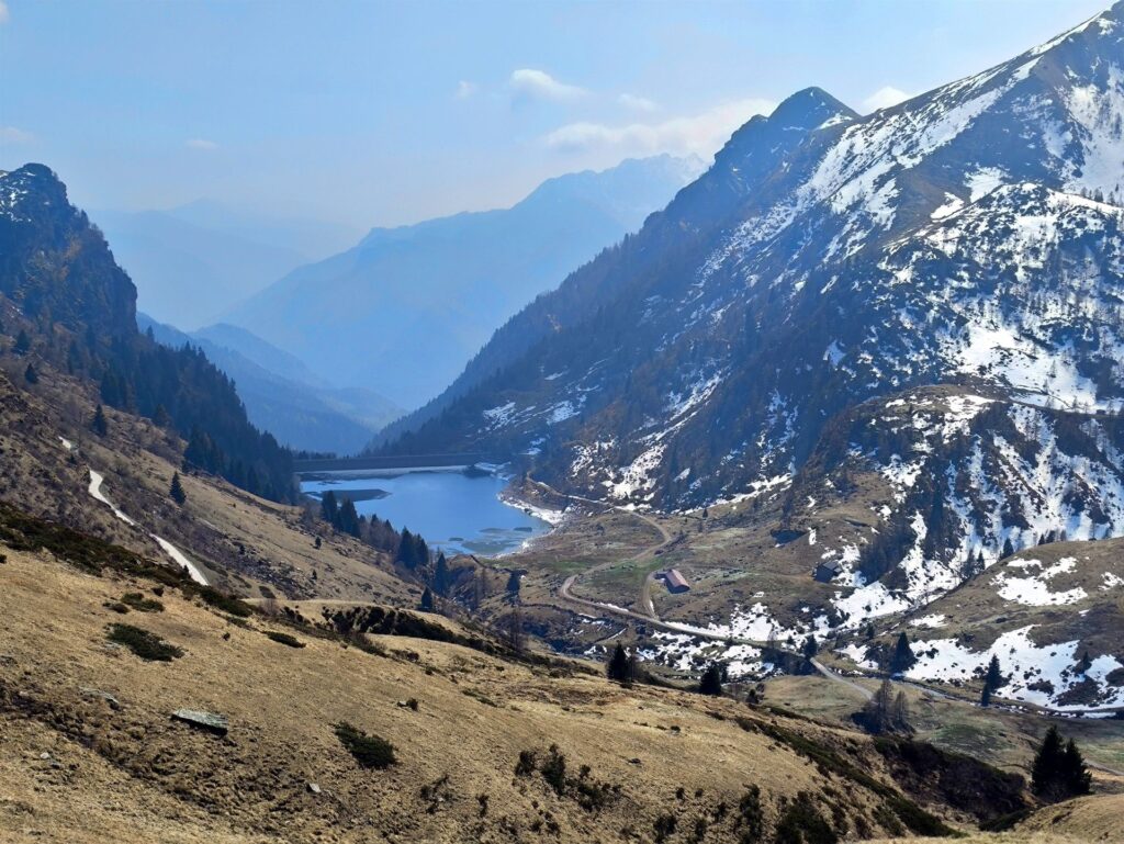 nel pomeriggio il cielo si apre: vista sul Lago di Val Mora