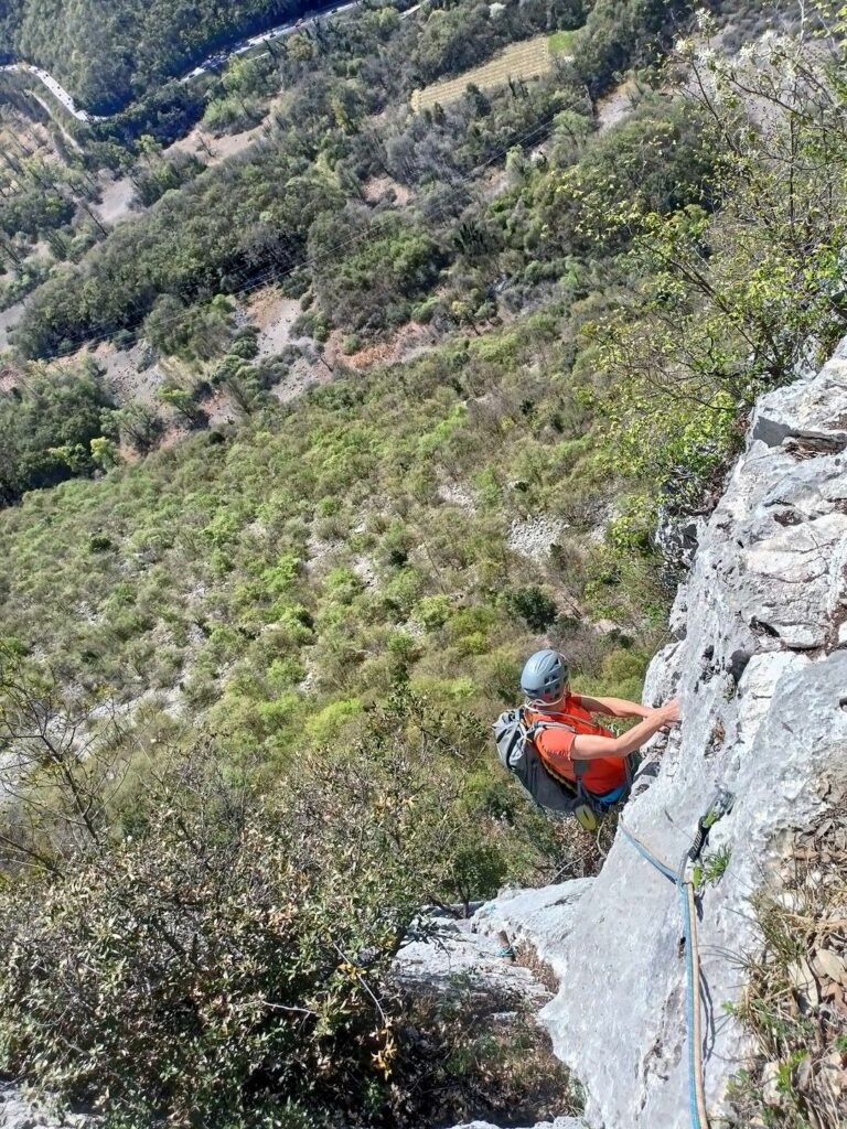 Gabri sul muro leggermente strapiombante dell'ultimo tiro Gabri sul muro leggermente strapiombante dell'ultimo tiro
