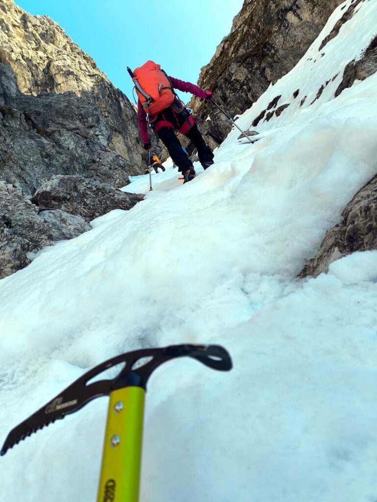 Nel punto ripido il canale si stringe tra le rocce Nel punto ripido il canale si stringe tra le rocce