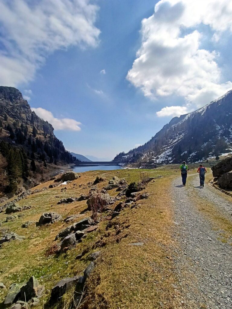 la strada del ritorno finalmente baciata dal sole