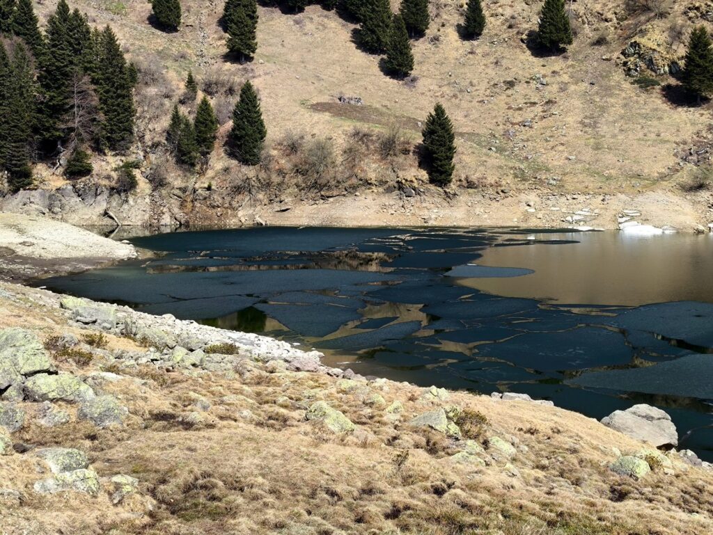 scampoli di ghiaccio sul Lago di Val Mora