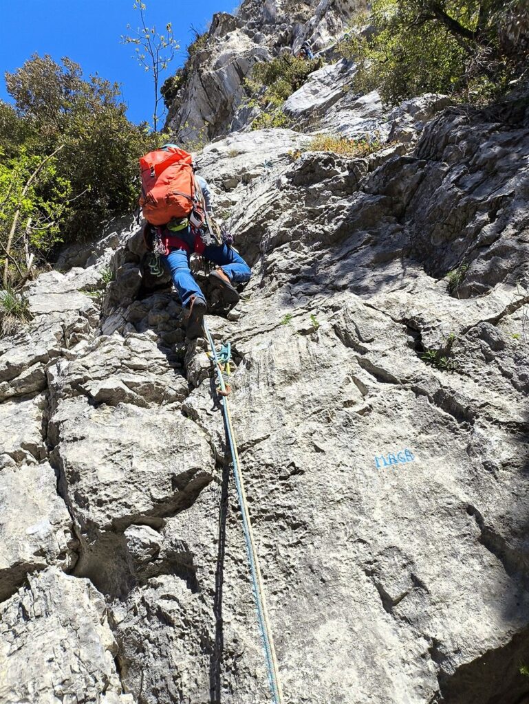 attacco della via: sulla destra la scritta blu nuova nuova attacco della via: sulla destra la scritta blu nuova nuova