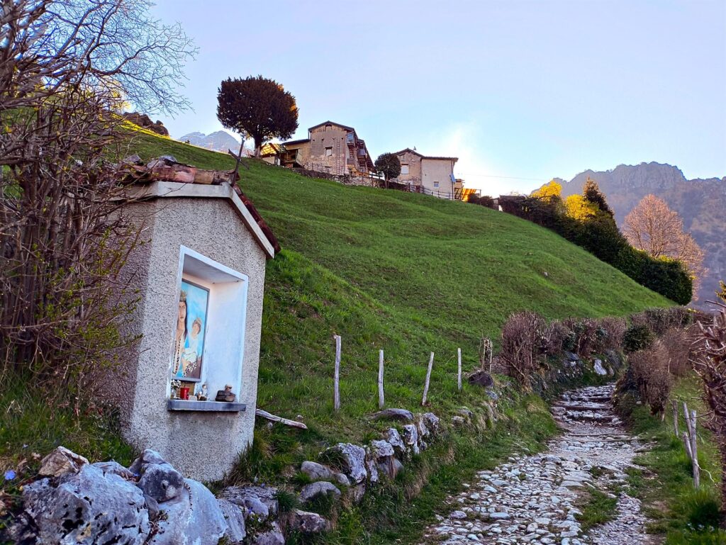 Le belle casette della frazione Costa che si raggiunge dopo mezz'oretta di cammino Le belle casette della frazione Costa che si raggiunge dopo mezz'oretta di cammino