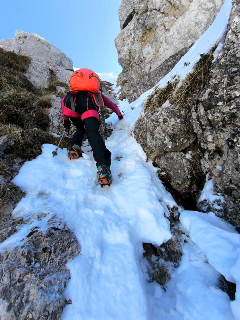 Ripida strettoia fra le rocce per l'uscita di destra Ripida strettoia fra le rocce per l'uscita di destra