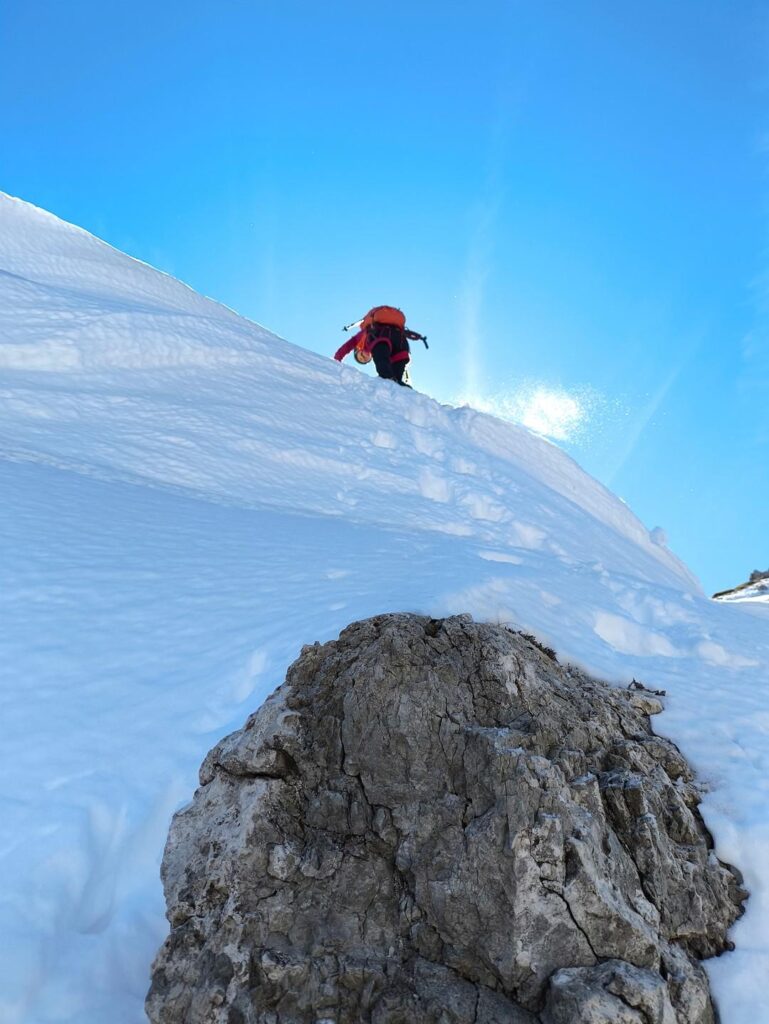 Erica sul muro finale che porta fuori dalle difficoltà. Qui la neve è farinosa e non portante Erica sul muro finale che porta fuori dalle difficoltà. Qui la neve è farinosa e non portante