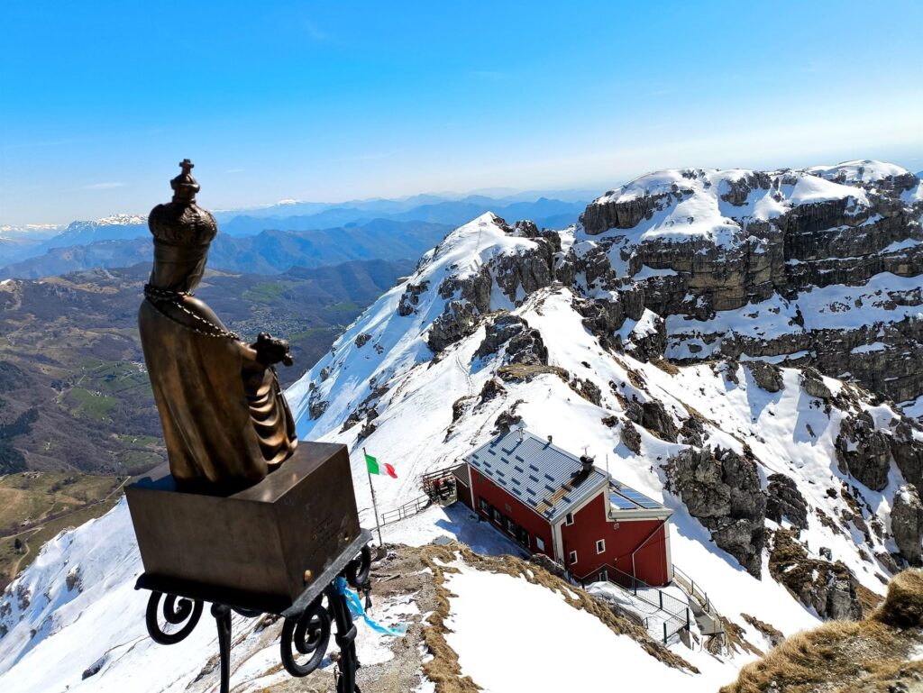 Vista del Rifugio Azzoni dalla vetta del Resegone Vista del Rifugio Azzoni dalla vetta del Resegone