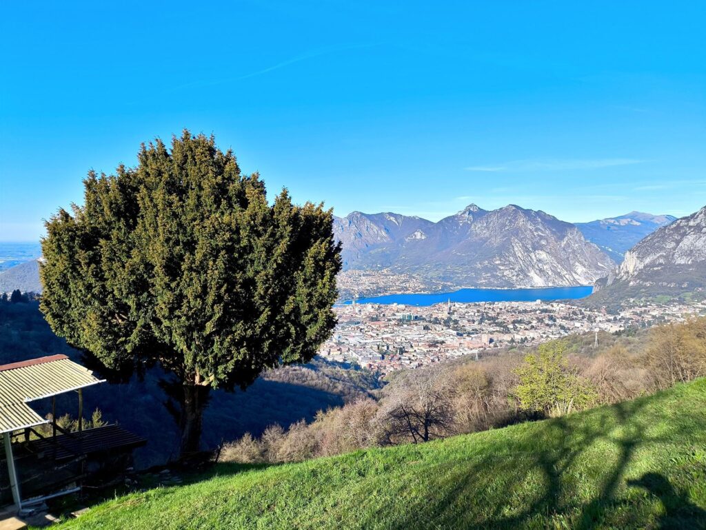 Sguardo verso Lecco dalla frazione Costa Sguardo verso Lecco dalla frazione Costa