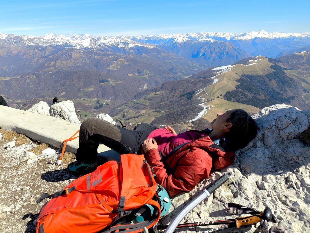 Qualche minuto di riposo in vetta godendo del panorama Qualche minuto di riposo in vetta godendo del panorama