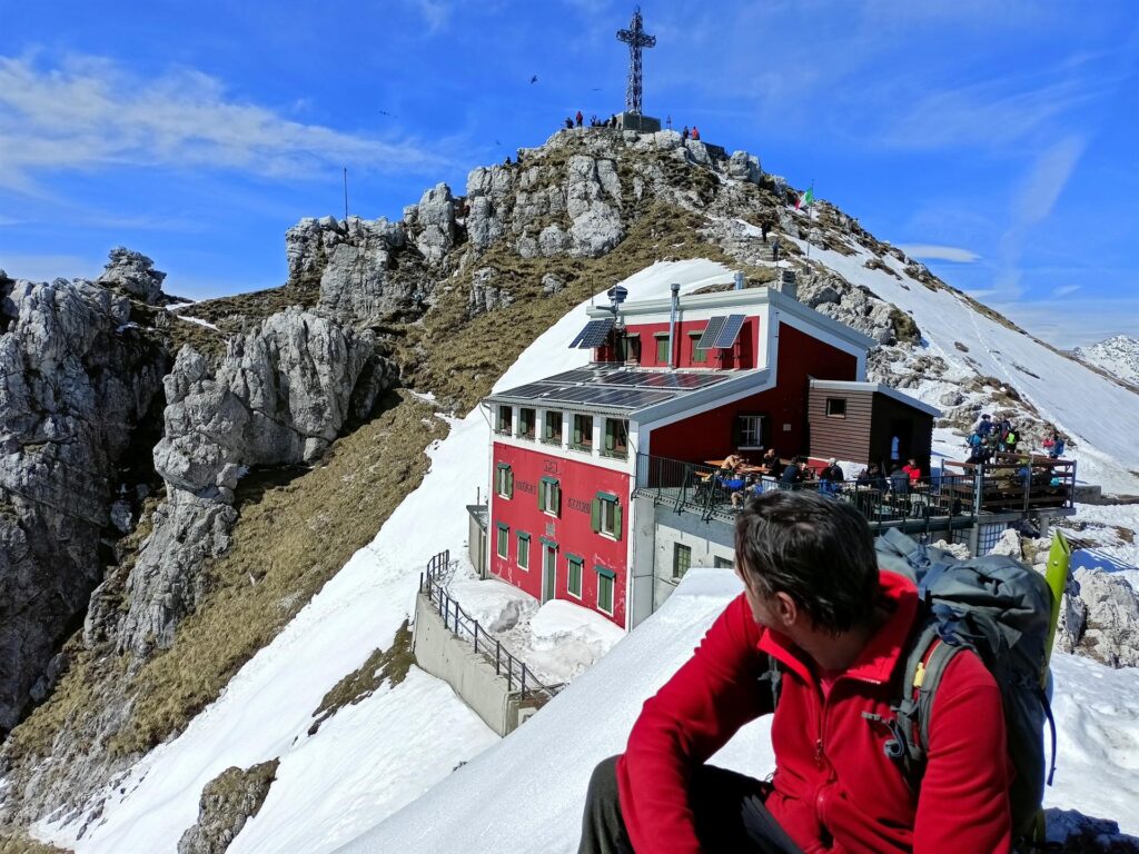 Ultimo saluto al Rifugio Azzoni e alla Punta Cermenati e si scende Ultimo saluto al Rifugio Azzoni e alla Punta Cermenati e si scende