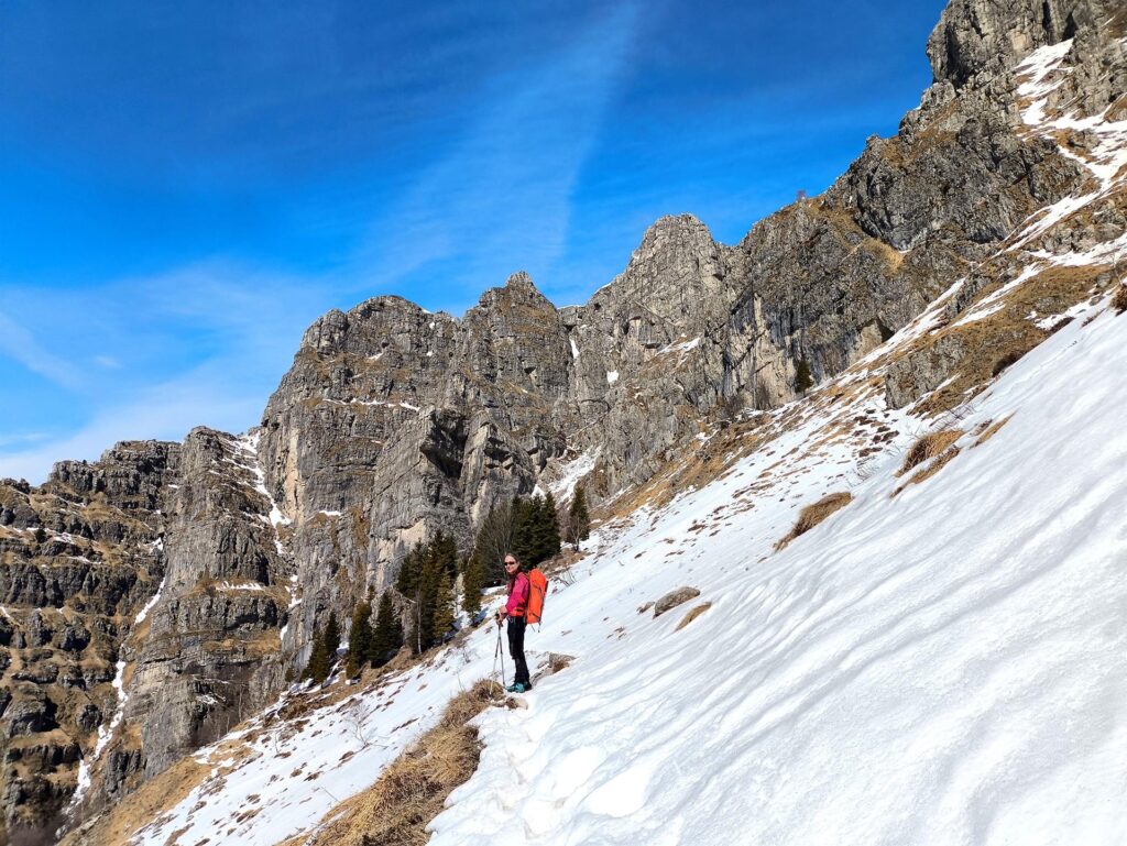 Poco oltre chiudiamo l'anello e torniamo all'attacco del Comera, per poi scendere dalla stessa strada dell'andata Poco oltre chiudiamo l'anello e torniamo all'attacco del Comera, per poi scendere dalla stessa strada dell'andata