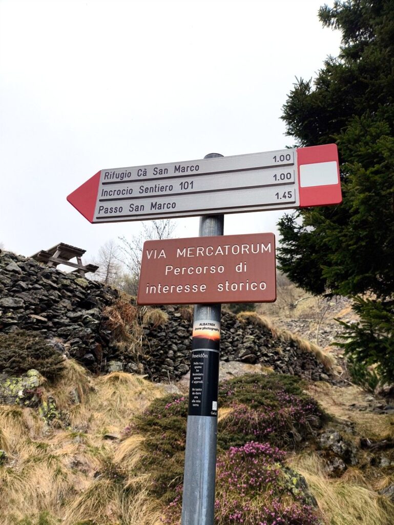 paline segnaletiche ci ricordano che stiamo percorrendo la Via Mercatorum