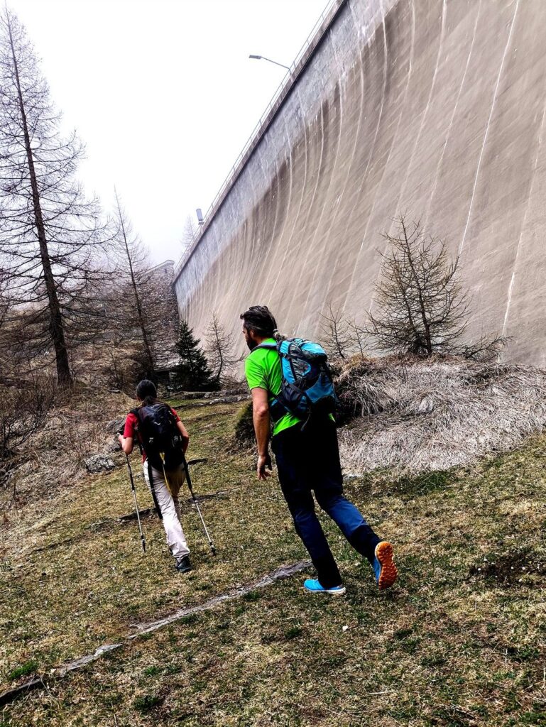 una volta sbucati dall'altro lato si costeggia la diga e si risale fino alla sua sommit&agrave;