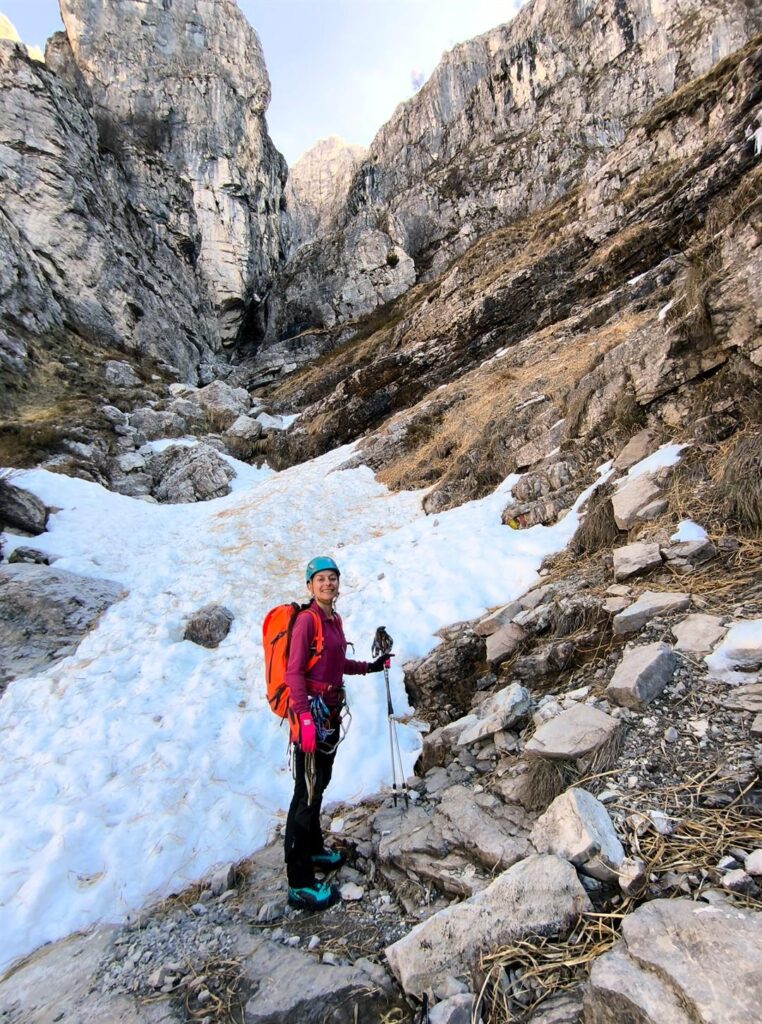 Erica all'attacco del canale Comera, decisamente spelacchiato nei primi 50 metri Erica all'attacco del canale Comera, decisamente spelacchiato nei primi 50 metri