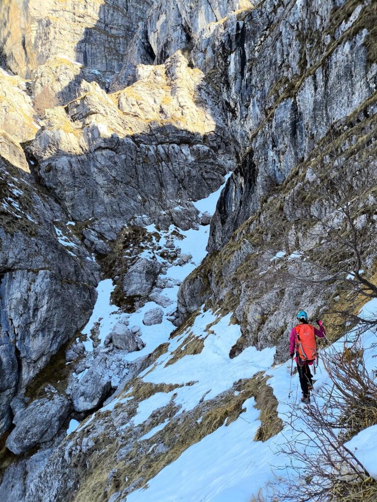 Superato il primo salto rientriamo verso il canale che da qui sarà costantemente innevato Superato il primo salto rientriamo verso il canale che da qui sarà costantemente innevato