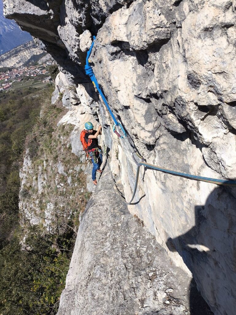 il traverso del quarto tiro, facile e ben protetto anche se dalla foto non si direbbe il traverso del quarto tiro, facile e ben protetto anche se dalla foto non si direbbe