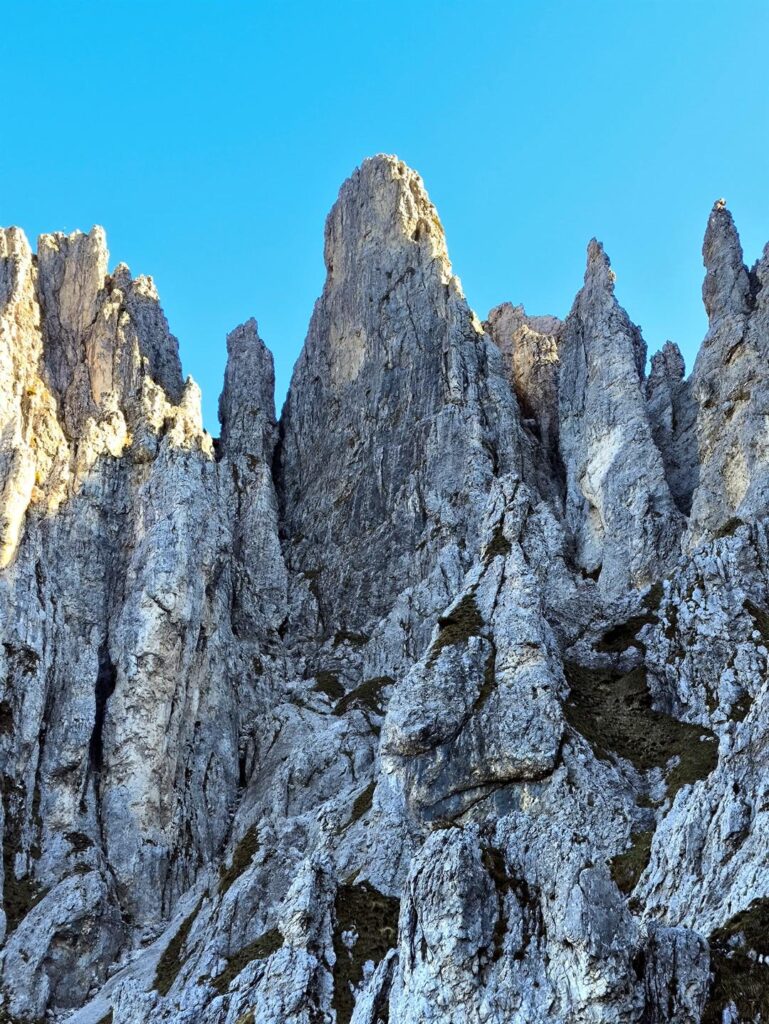 La parete che dovremo salire, vista da lontano, fa davvero paura!