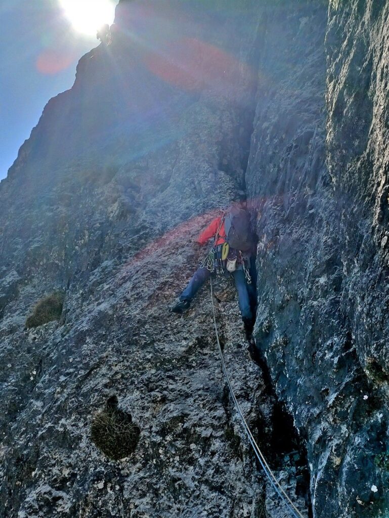 quinto tiro, prima nel diedro fessurato, poi si esce a sinistra