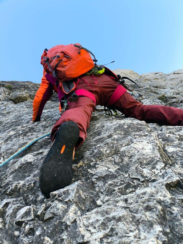 sesto tiro, da sopra la sosta si traversa a destra