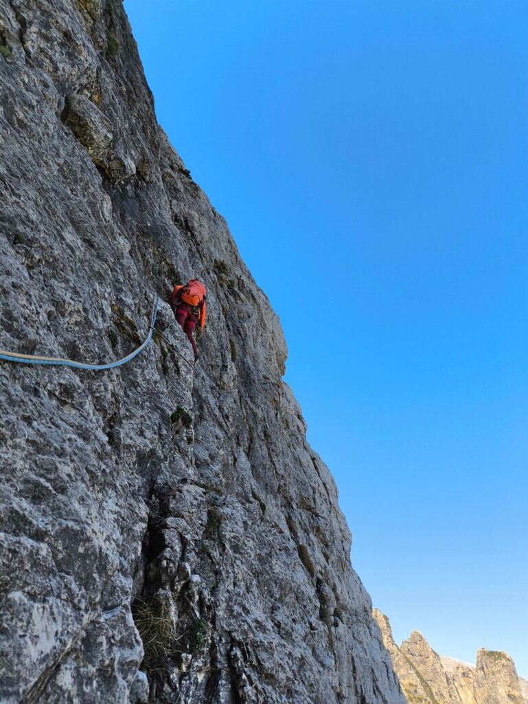 sesto tiro: dopo aver traversato ci si immette in un canalino/rampa facendo molta attenzione alla roccia