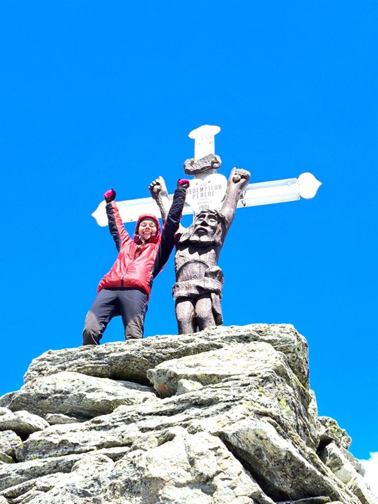 non ce ne vorr&agrave; lo scultore del Cristo ligneo, ma la sua postura sembra quasi voler accogliere chi arriva