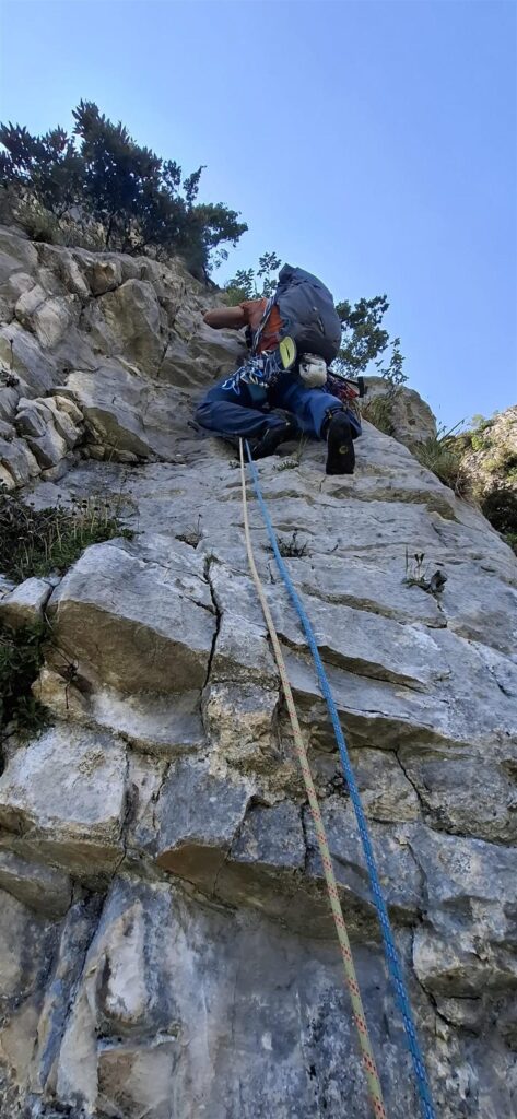 Gab sul terzo tiro che parte in verticale per poi traversare lungamente verso sinistra Gab sul terzo tiro che parte in verticale per poi traversare lungamente verso sinistra