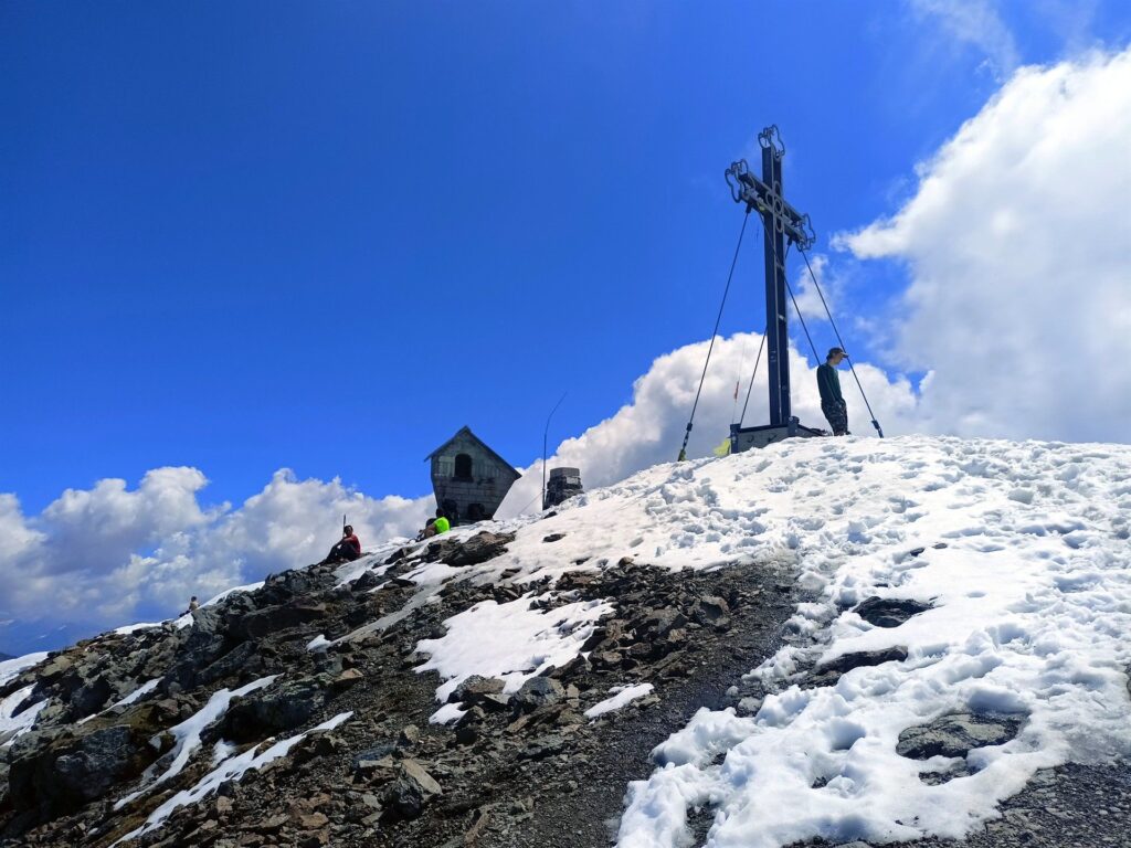 dopo l'ultimo tratto di cresta su roccette eccoci in cresta dopo l'ultimo tratto di cresta su roccette eccoci in cresta