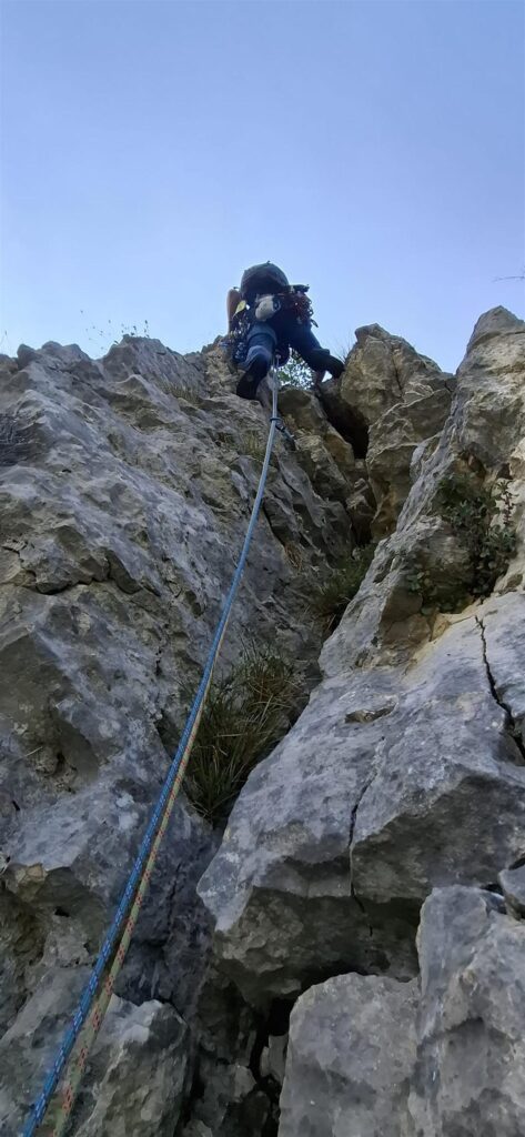 Gab sul sesto e ultimo tiro, nella parte ancora "arrampicabile" (dopo saranno quasi solo rocce rotte) Gab sul sesto e ultimo tiro, nella parte ancora "arrampicabile" (dopo saranno quasi solo rocce rotte)