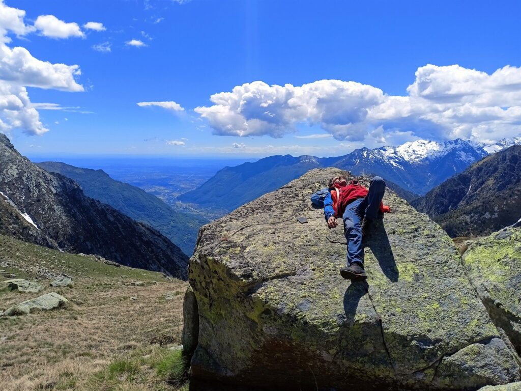 si scende, visto il freddo anche in fretta! ci concediamo un minimo di relax pi&ugrave; a valle dove il vento ci lascia un po' di tregua