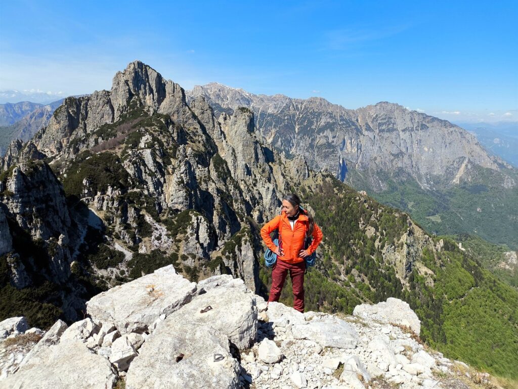 qualche roccetta per raggiungere la cima, ma al sole si sta decisamente meglio