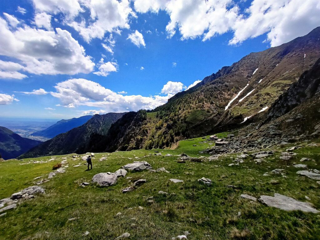 il piccolo borgo di casette in pietra sull'alpeggio sommitale, dove arriva la teleferica