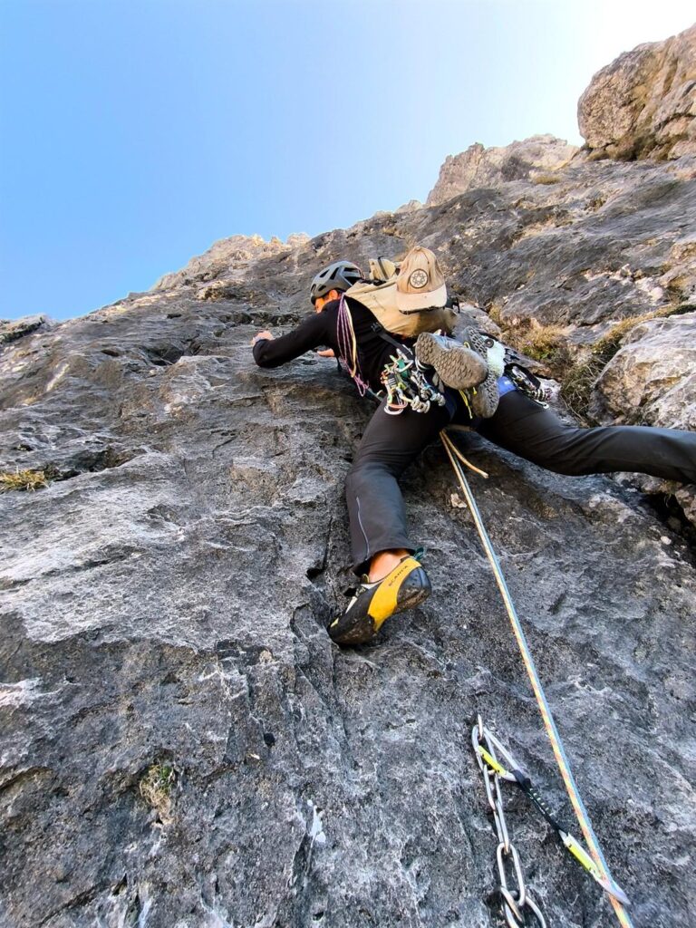 Il secondo tiro tocca a Cicio. Lo danno V, ma secondo noi &egrave; il vero tiro chiave della via (si tratta della variante. L'originale esce pi&ugrave; a destra)