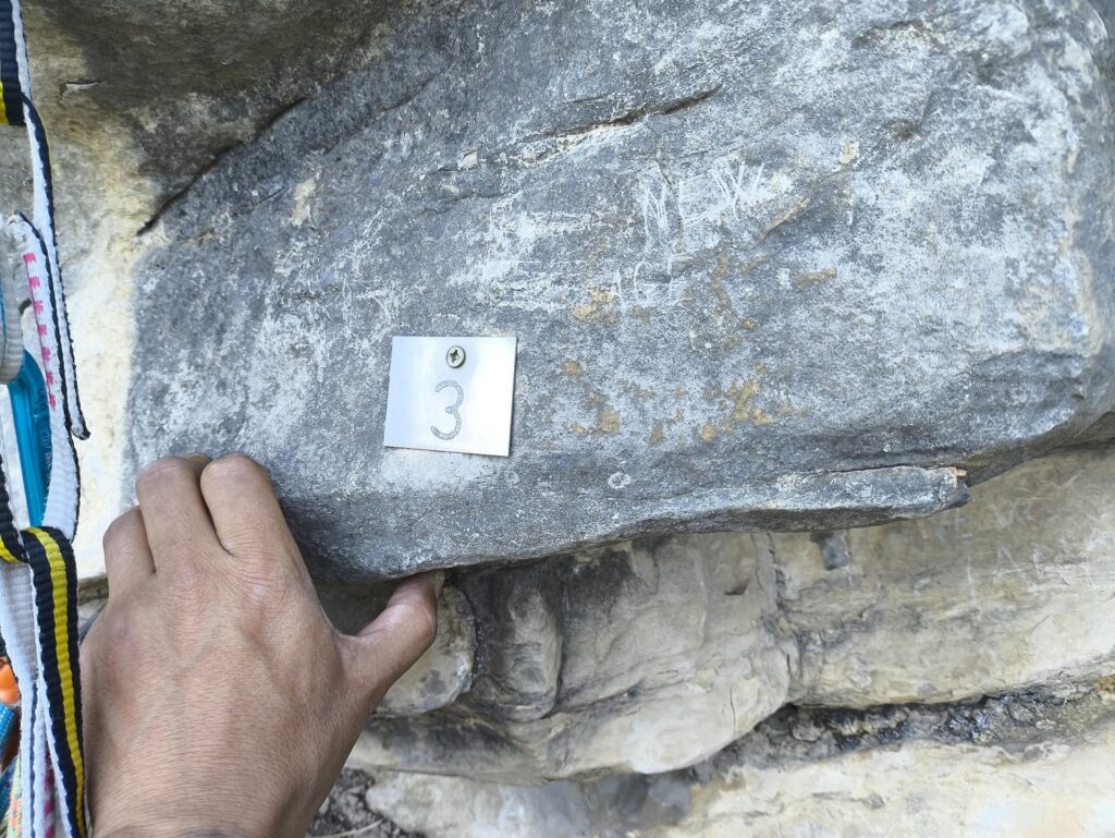 Al termine del primo tiro troverete questa targhetta metallica, che segnava il vecchio attacco della via Al termine del primo tiro troverete questa targhetta metallica, che segnava il vecchio attacco della via