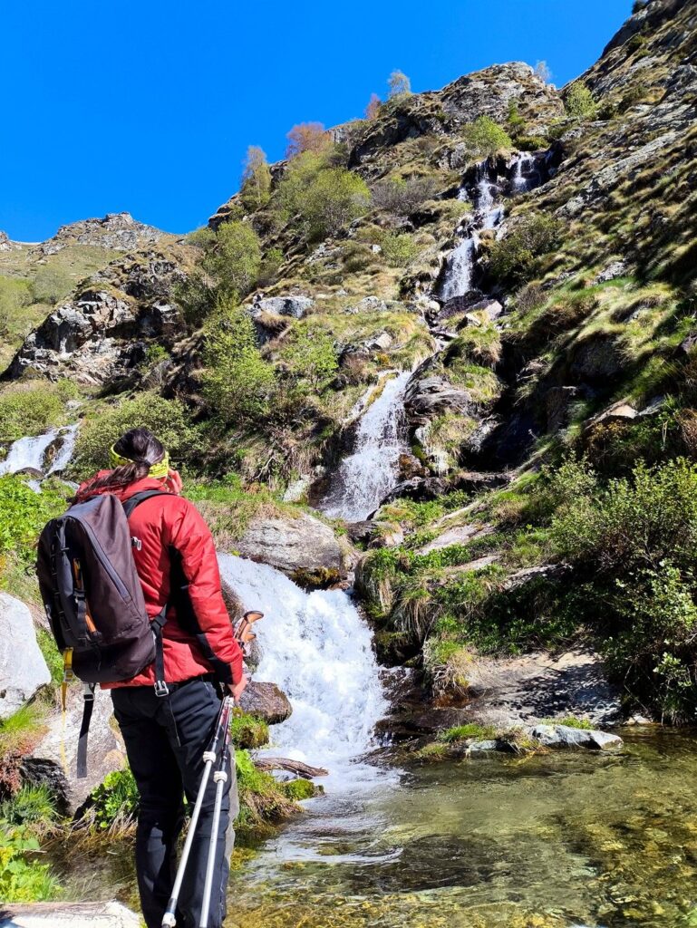 con relativa cascatella e pozza d'acqua