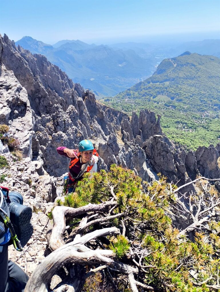Il quarto tiro atterra sul famoso terrazzino dove si trova il celebre pino mugo descritto da Cassin nel suo racconto della via