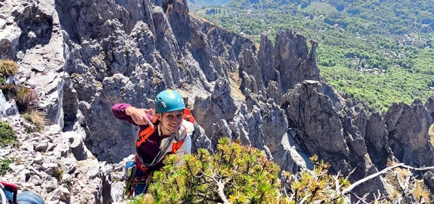 Erica con il leggendario pino mugo centenario della via Cassin