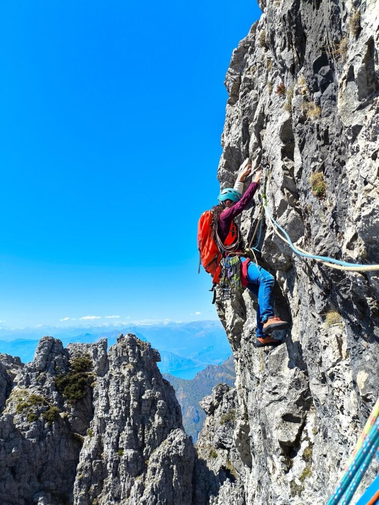 Anche sul settimo tiro c'&egrave; da superare un piccolo strapiombo in partenza dopo aver attraversato