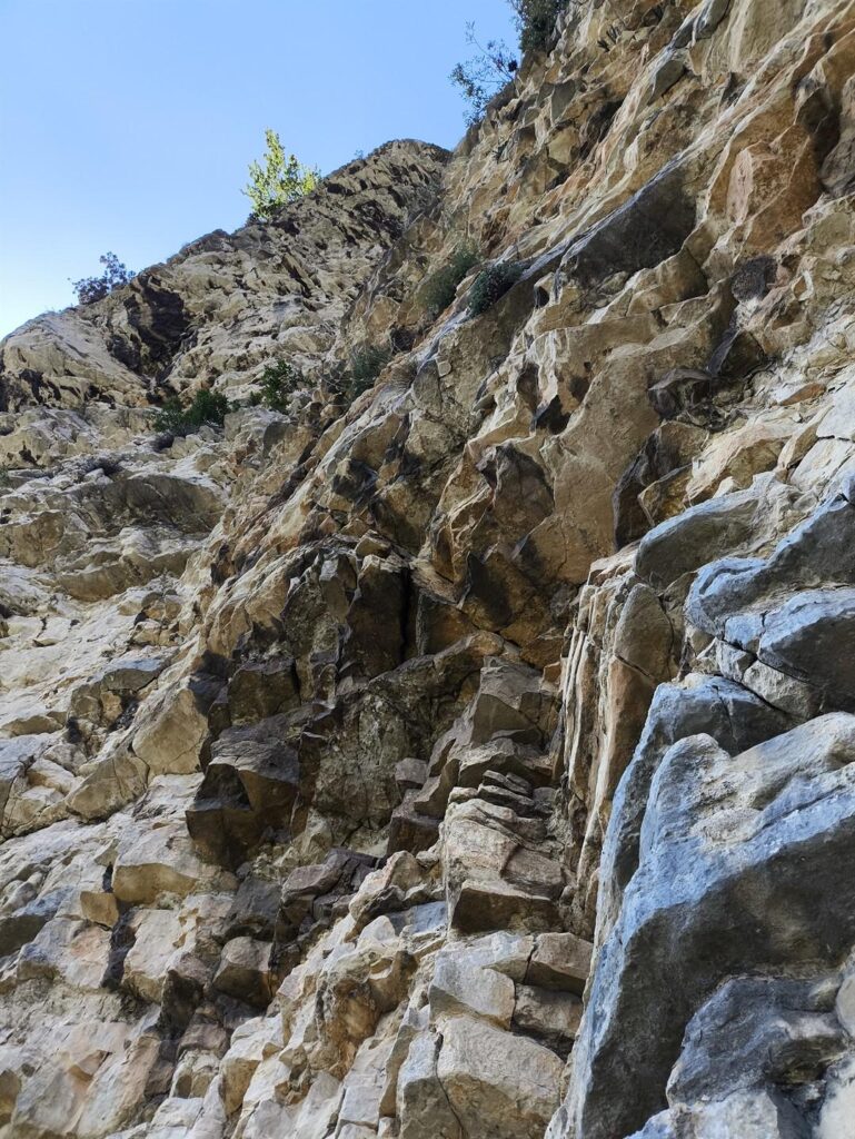 Ecco l'impressionante secondo tiro, con la sua roccia strana e un po' spaventosa Ecco l'impressionante secondo tiro, con la sua roccia strana e un po' spaventosa