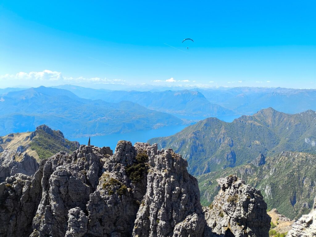 Ed eccoci in cima al Torrione Palma!! Una vela ci passa vicino e ci saluta. Di fronte si vede anche la cima della Piramide Casati