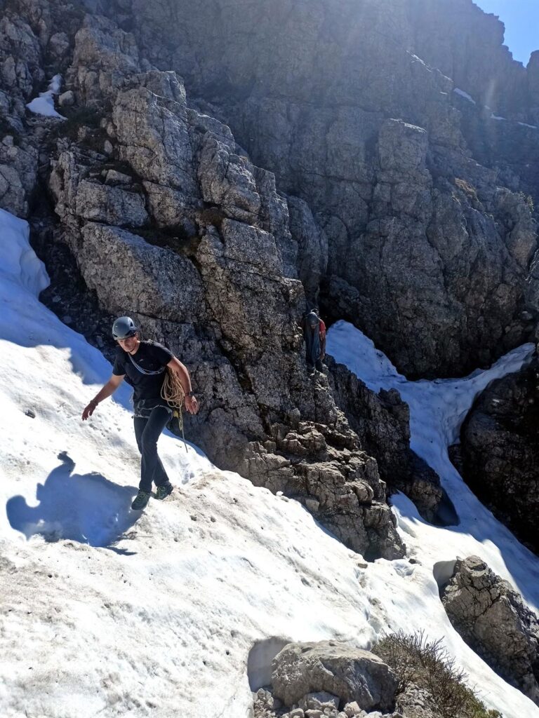 Sul lato nord c'&egrave; ancora neve e ci tocca qualche attraversamento per tornare al colle Valsecchi