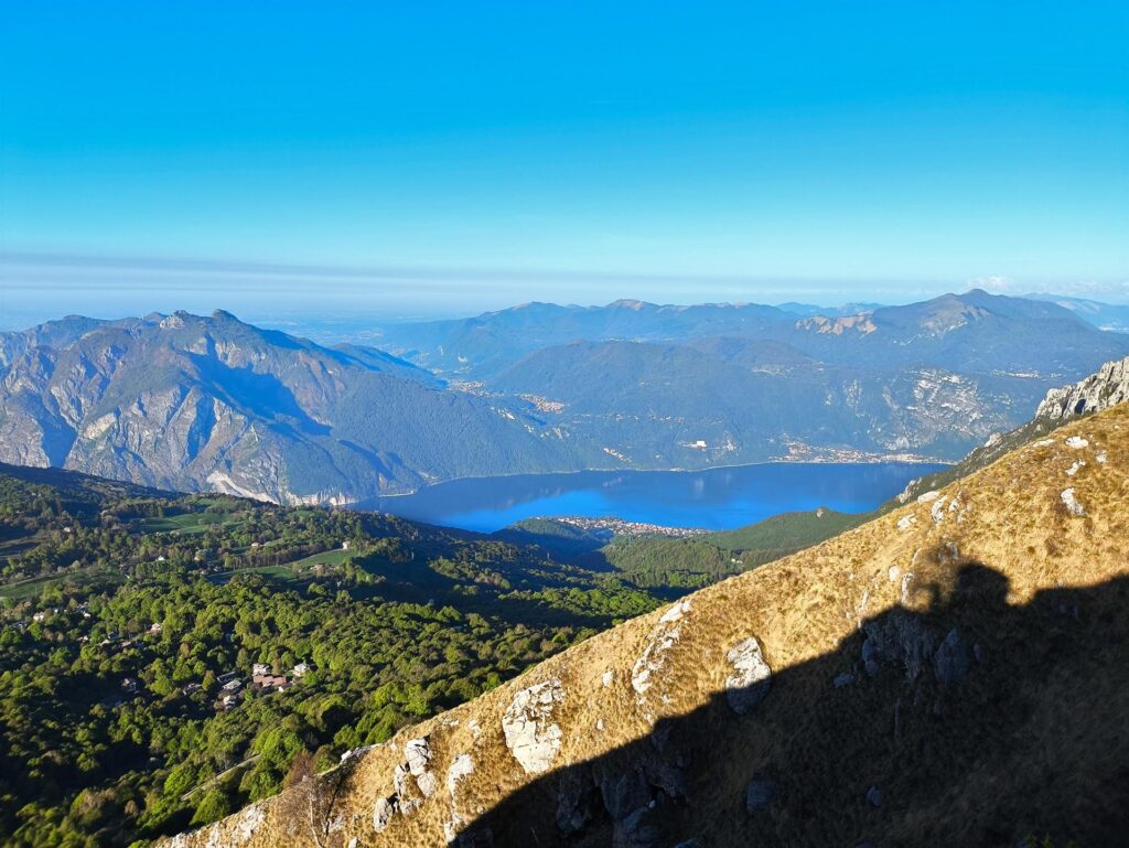 La giornata &egrave; splendida, cos&igrave; come la vista verso il lago sottostante