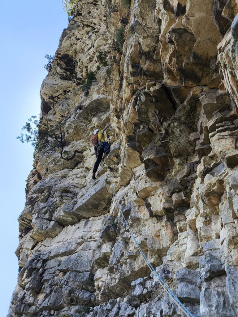 Paolino nella parte iniziale del secondo tiro, dopo aver raggiunto il primo spit molto alto Paolino nella parte iniziale del secondo tiro, dopo aver raggiunto il primo spit molto alto