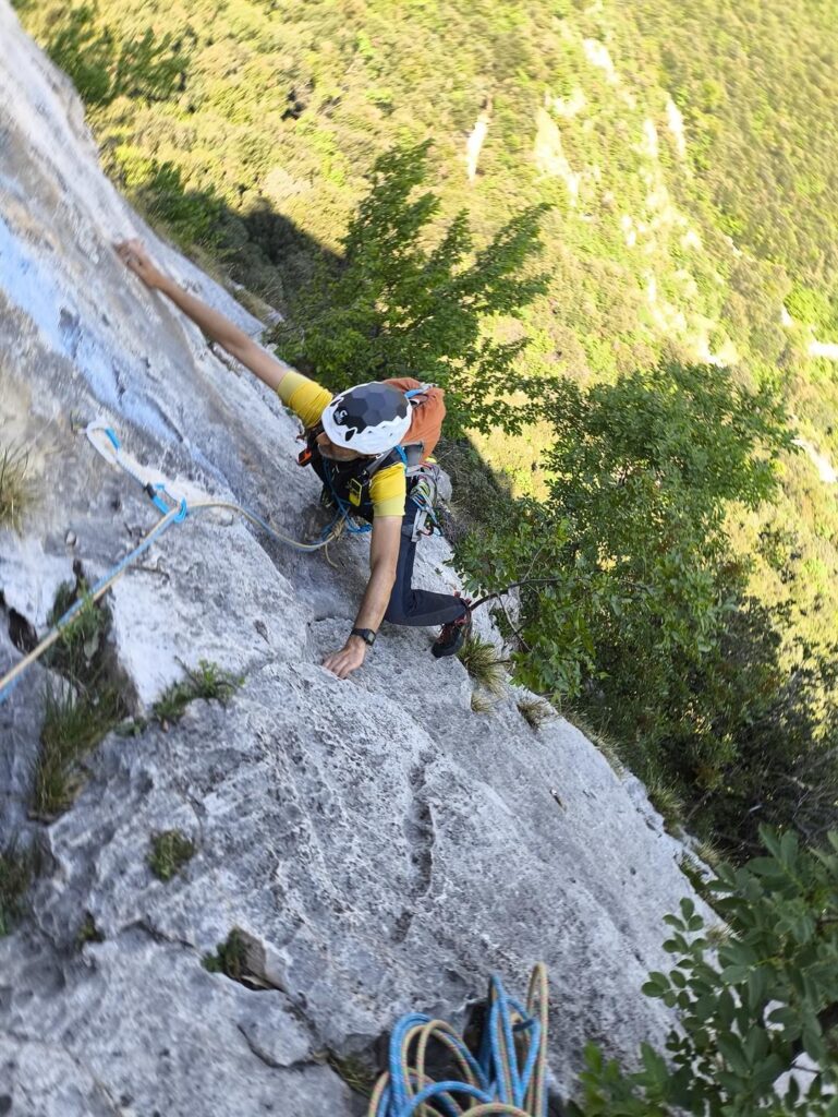 Paolino al termine del traverso del terzo tiro, sale verso la scomoda sosta nella nicchia Paolino al termine del traverso del terzo tiro, sale verso la scomoda sosta nella nicchia