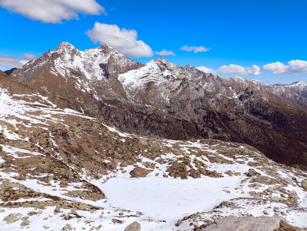 in cresta buttiamo un occhio sul versante del Vallone di San Grato: i laghetti sono ancora coperti dalla neve