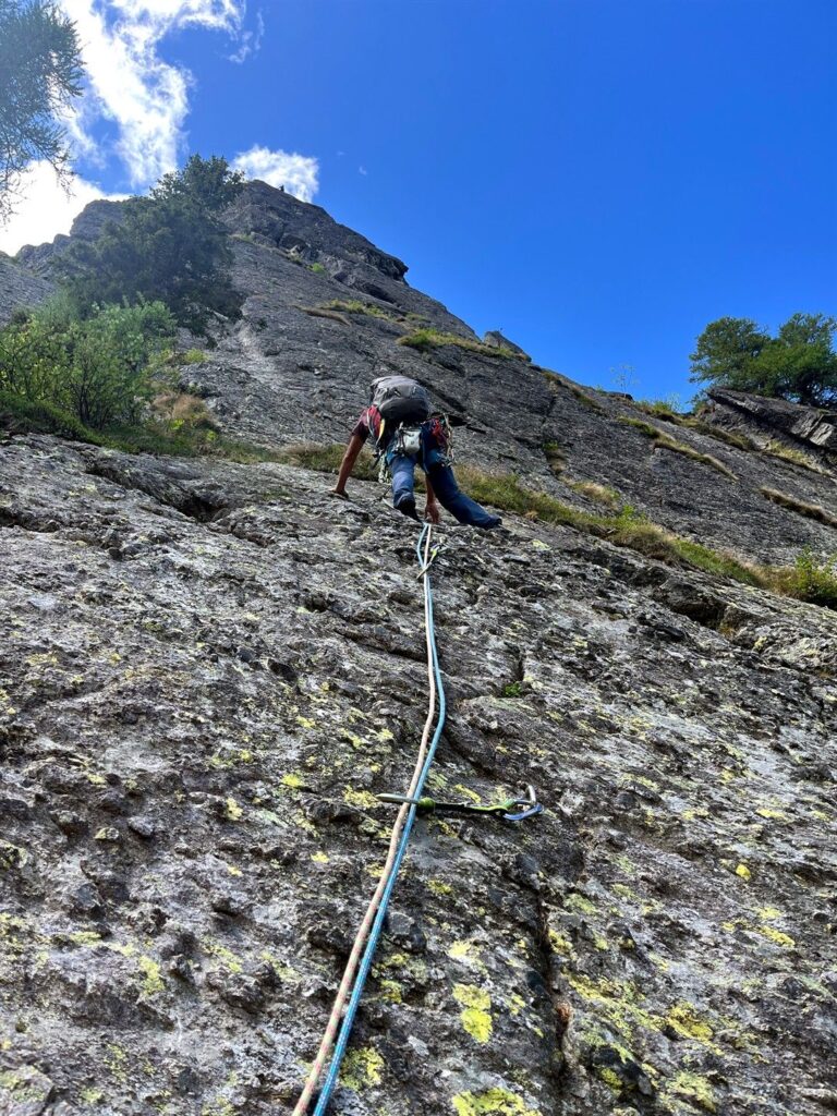 Gabri sul secondo tiro, placca verticale sopra la sosta