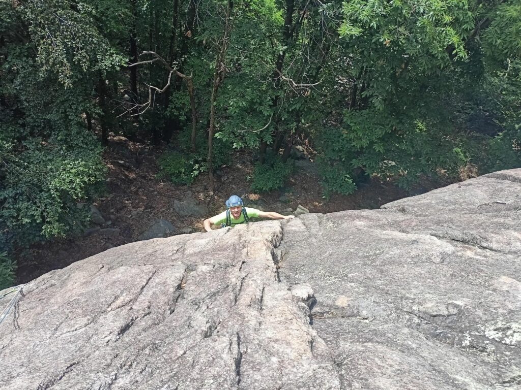 Beach intanto è sul primo tiro di Bon Ton, un bel 5c Beach intanto è sul primo tiro di Bon Ton, un bel 5c