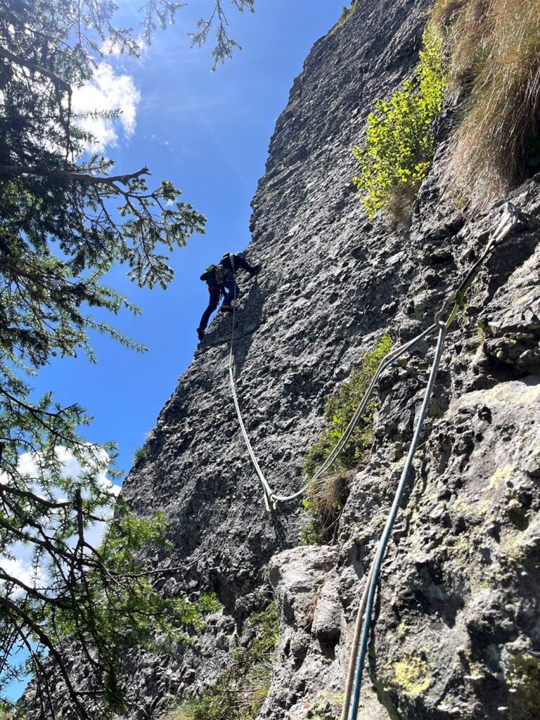Erica sul terzo tiro, ci si sposta a sinistra per poi risalire la placca (conviene allungare le protezioni nel cambio di direzione)